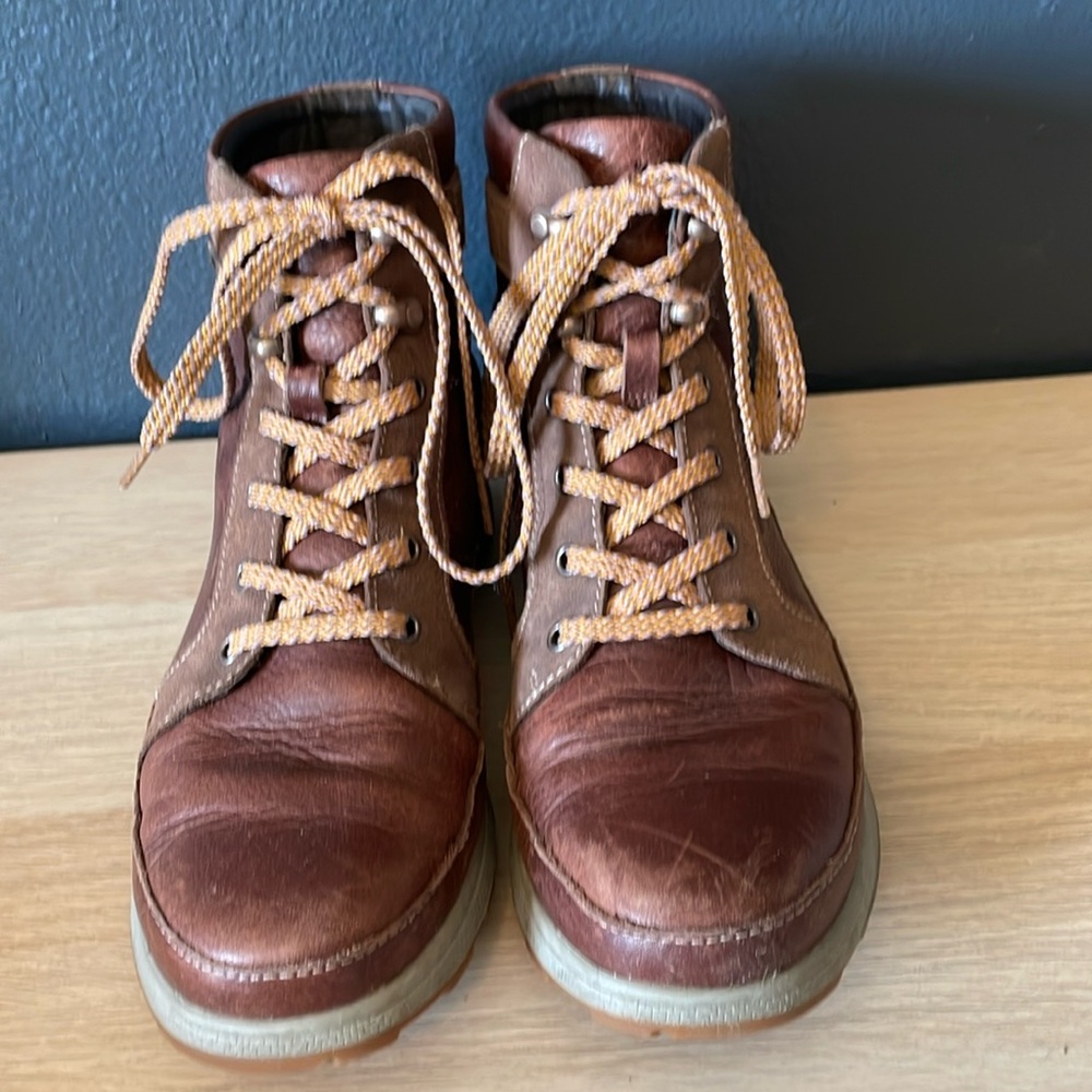Chaco Sierra waterproof lace-up boot, women’s 8.5, brown.